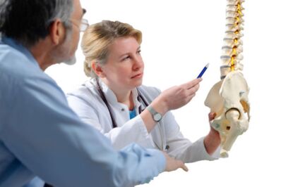 Le médecin consulte le patient sur les signes d'ostéochondrose de la colonne thoracique
