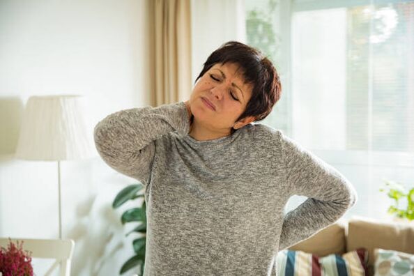 une femme souffre d'ostéochondrose de la colonne cervicale