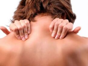 Douleur au cou chez une femme