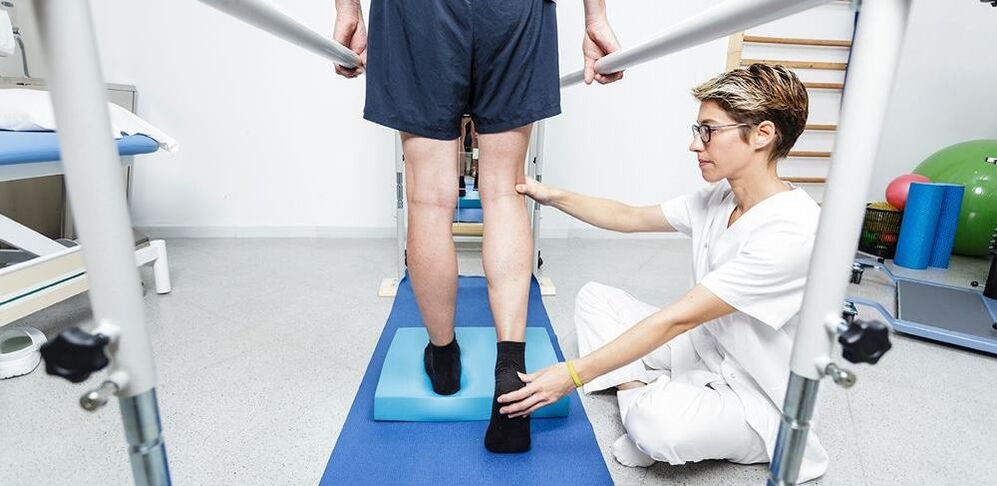 Physiothérapeute instruisant le patient souffrant d'arthrose du genou
